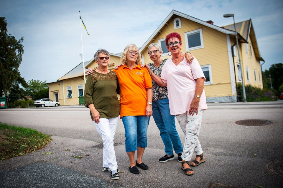 Marianne Kronlund, Inga-Lill Johansson, Laila Johannesson och Gunvor Sundin tränar linedance i Folkets hus på måndagar. Vanligtvis är de några fler, men så var det också måndagen efter tidernas kanske mest spännande valvaka.