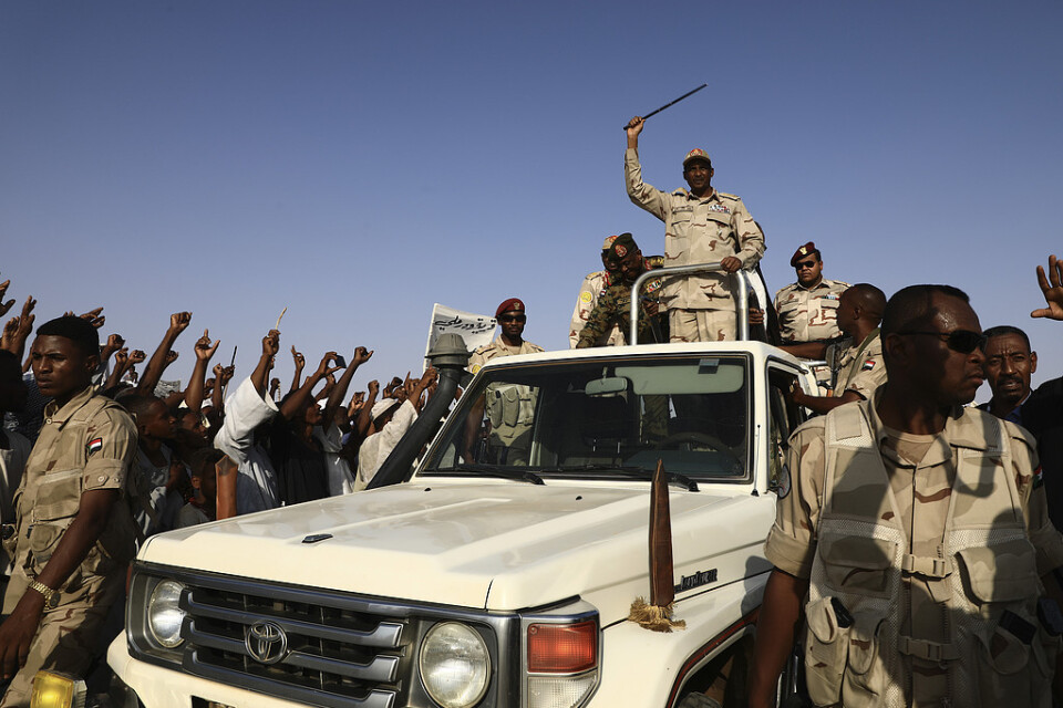 General Mohamed Hamdan Dagalo framträder med sina soldater framför anhängare i en stad i norra Sudan på lördagen.