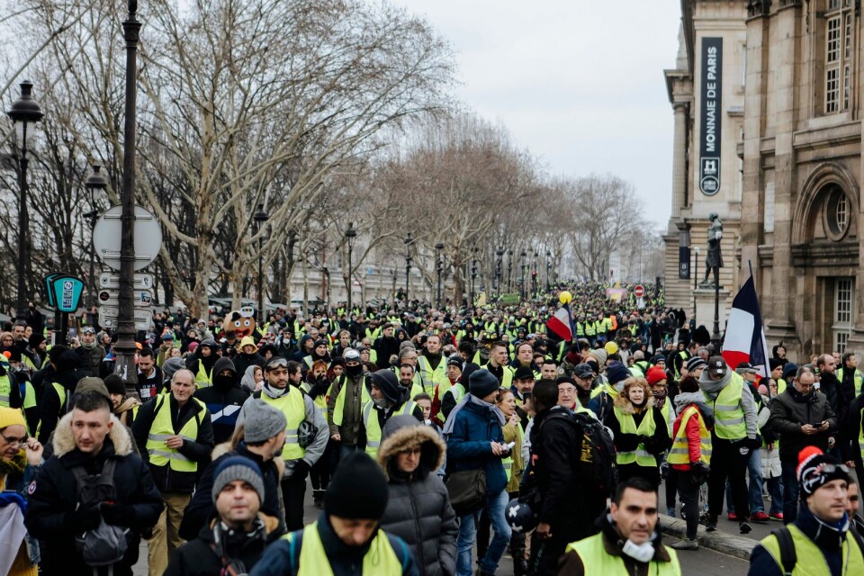 De franska Gula västarna har på intet sätt slutat att protestera mot president Emmanuel Macron och hans politik. Här i Paris på lördagen.