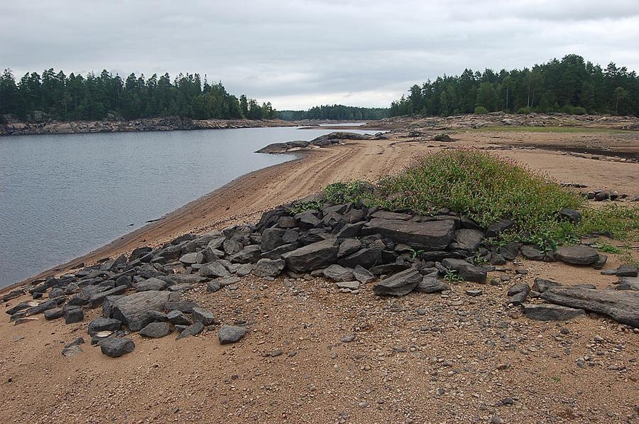 Rester av Hängsjö gård i Storsjön, Viskafors. Foto Arne Carlzon