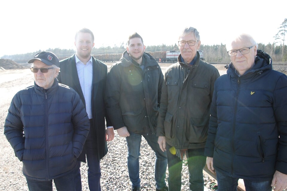 Gert Steneloo, Niklas Larsson (C), Anders Edwall, Kjell Roos och Jan Dahlquist framför det första heltåget som anläder till Osby industripark på industrispåret.