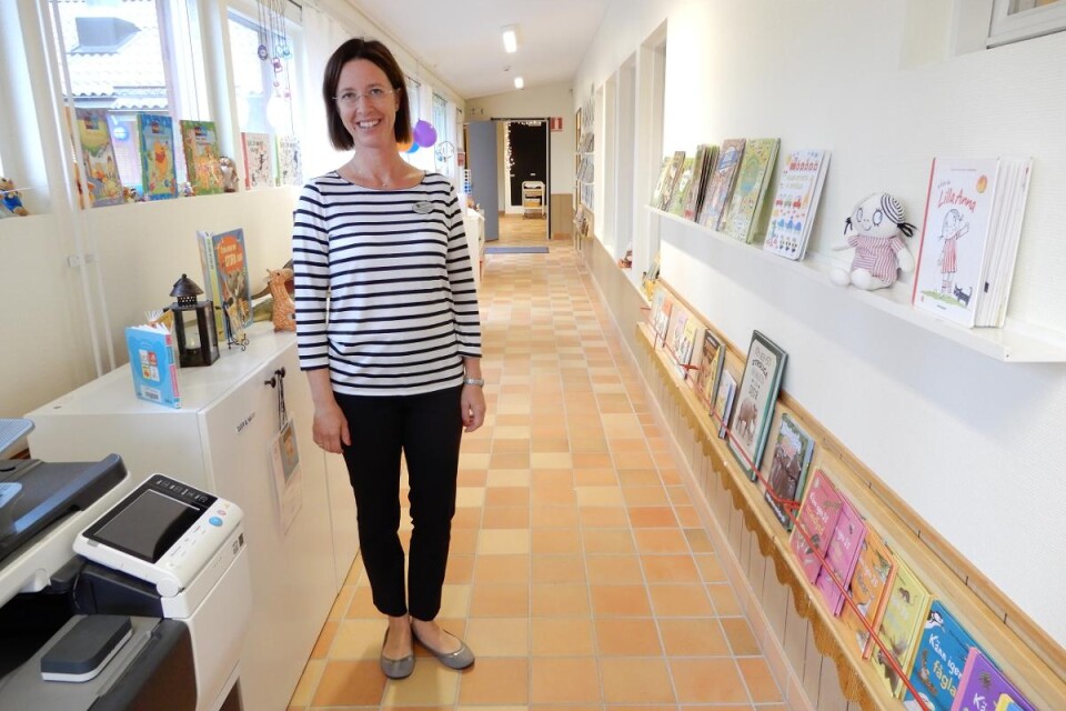 Förskolechefen Charlotta Heimsten Olsson tror att närheten till böcker är viktig för barnen. Foto: Mikael Gamm