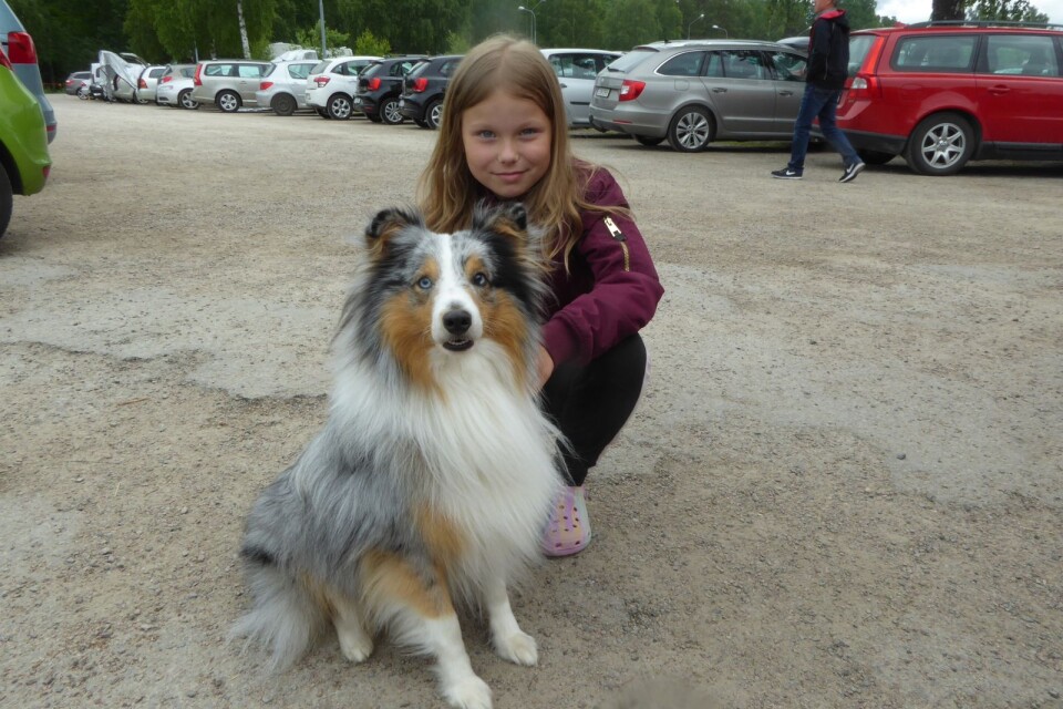 Lilly Johansson och hunden Levis.