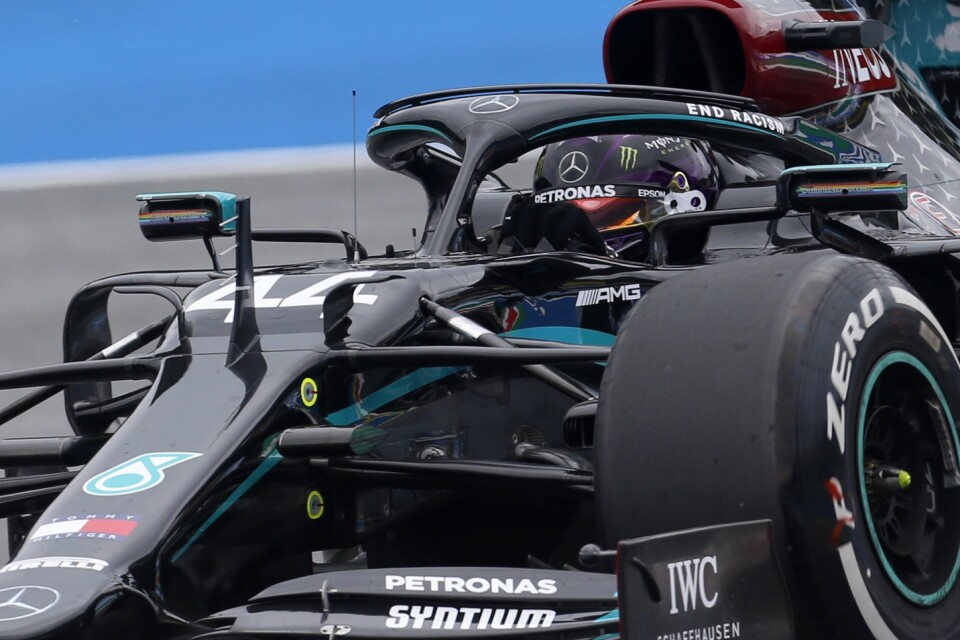 Lewis Hamilton har fått ny färg på sin bil. Den här säsongen kör den regerande mästaren i en svart Mercedes.