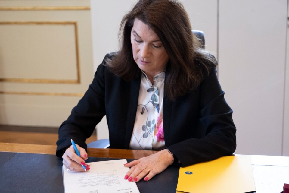 Utrikesminister Ann Linde (S) undertecknar Sveriges ansökan om ett Natomedlemsskap.