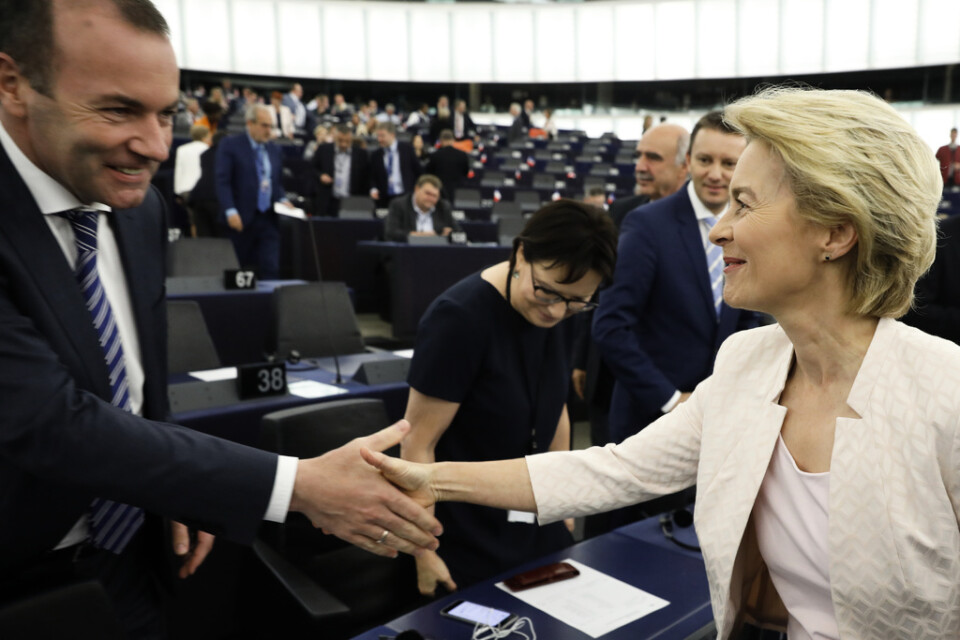 Manfred Weber skakar hand med Ursula von der Leyen efter att hon valts till EU-kommissionens ordförande 2019. Arkivfoto.