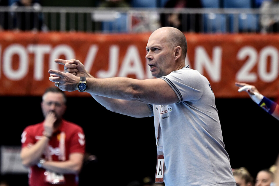 Rumäniens svenske förbundskapten Tomas Ryde förlorade mot landsmannen Per Johanssons (i bakgrunden) Montenegro (26–27) i handbolls-VM i Japan.