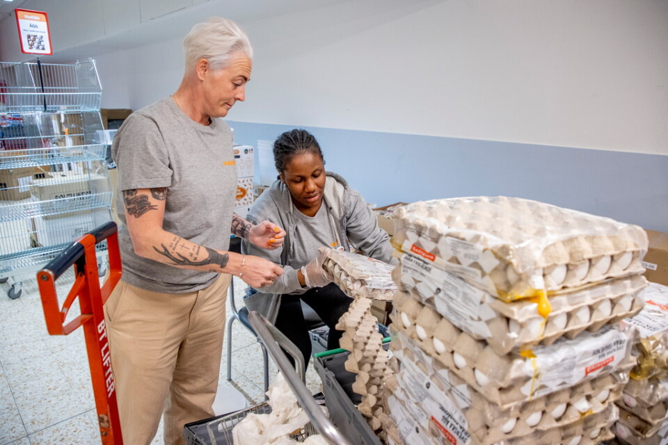 Ida-Lina Frisell Aasland och Tracy Wesseh, som arbetstränar på Maträtt, rensar ut trasiga ägg och packar om hela till mindre förpackningar så att det ska räcka till fler kunder.