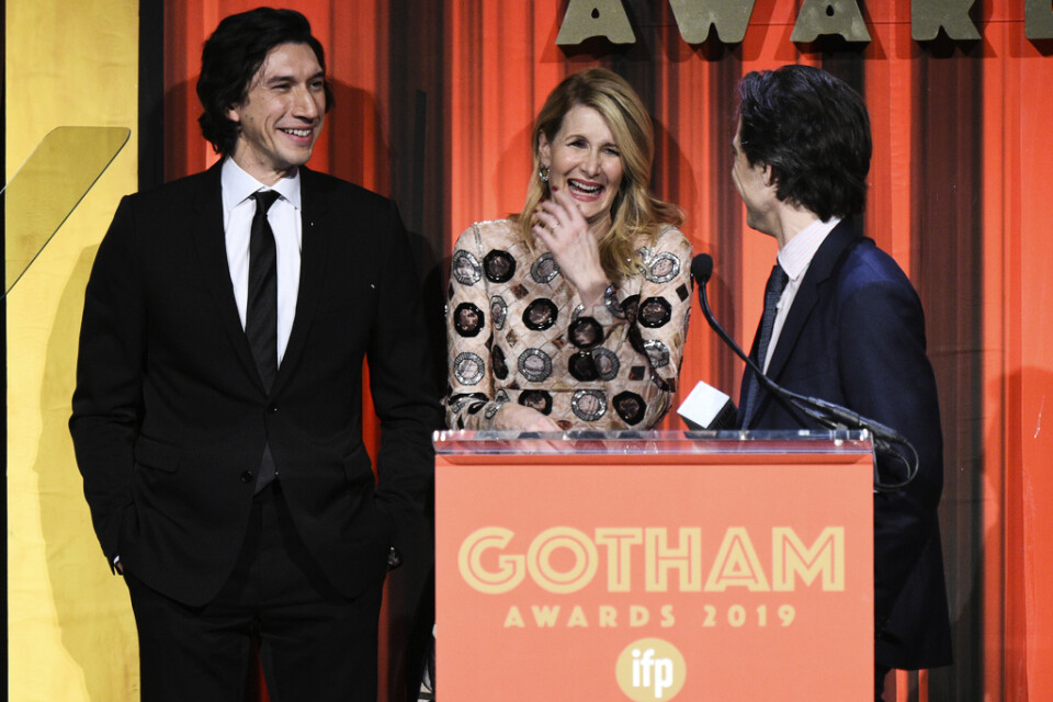 Regissören Noah Baumbach (till höger) tillsammans med skådespelarna Laura Dern och Adam Driver under Gotham Awards 2019. Arkivbild.