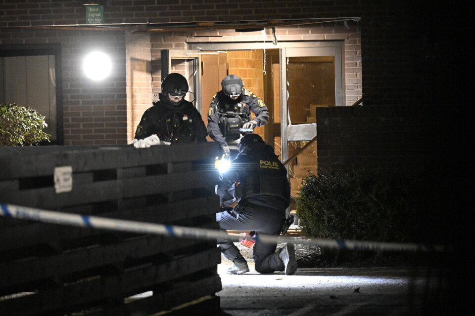 Polisens bombtekniker på plats efter torsdagskvällens detonation i Malmö.