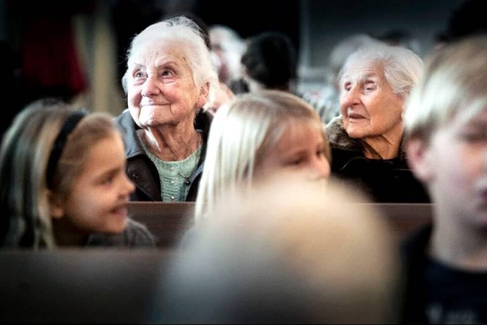 Asta Nilsson, 90 och Signe Wallin, 92, är trogna besökare i Kviinge kyrka. ”Det är alltid mycket folk i den här kyrkan. Det beror på att vi har en bra präst och duktiga ungdomar som sjunger och spelar, säger Asta.”