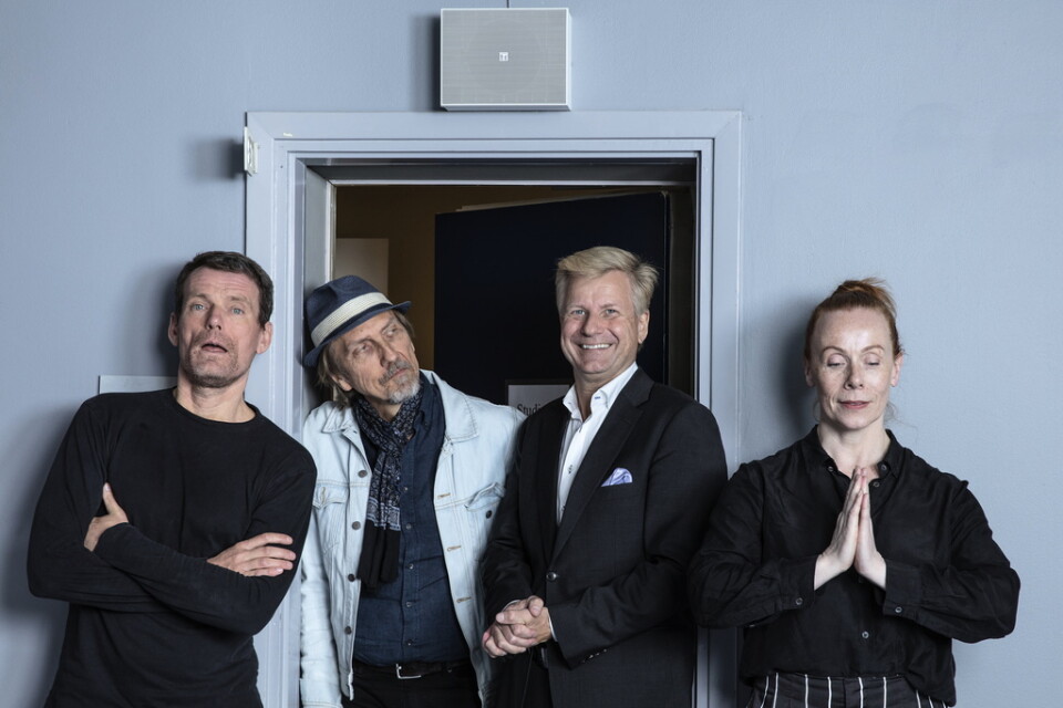 Mattias Konnebäck, Erik Blix, Göran Gabrielsson och Rachel Mohlin utgör satirgruppen Public Service som gör satir i programmet "Public service" i P1. Pressbild.