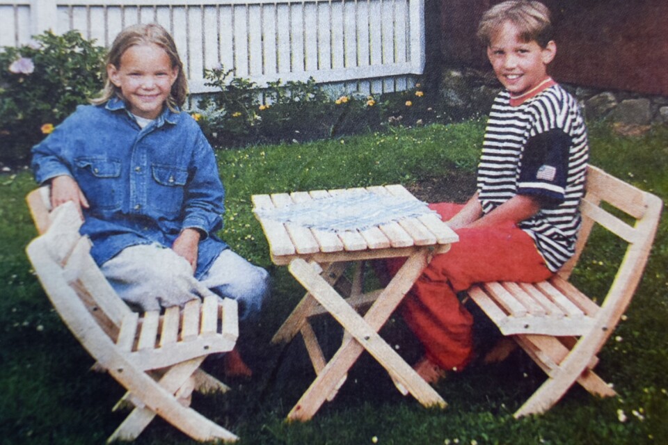 Emelie och Anton Dahlgren provsitter barnträdgårdsmöbler som kan köpas i Röke.