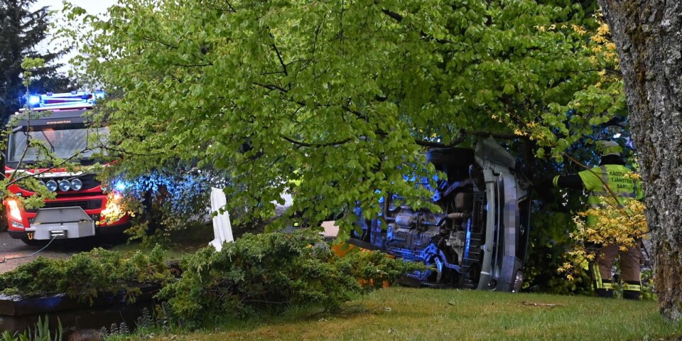 Bil kraschade in i trädgård – föraren misstänks för brott