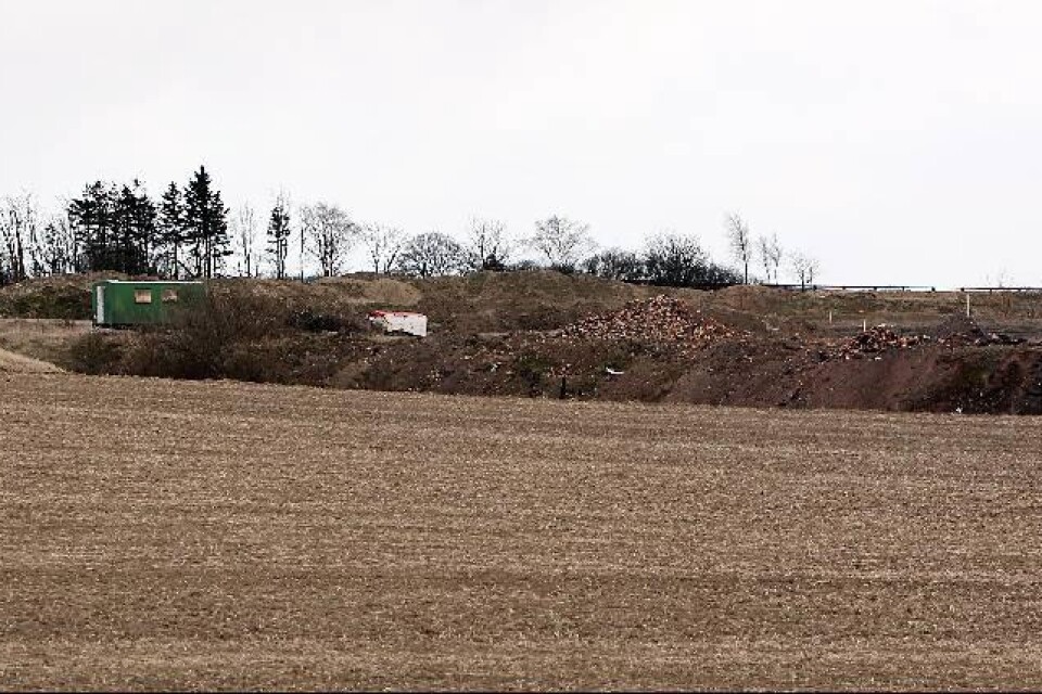 Strax söder om Minnesberg ligger lergravar där man tagit upp lera till tegeltillverkningen på Minnesbergs tegelbruk. Länsstyrelsen har funnit förhöjda halter av bland annat bly och koppar i de massor som tippats i en av lergravarna.