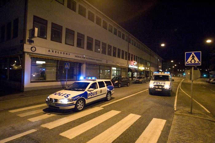 Polisen "tömmer" Odinsgatan på folk.