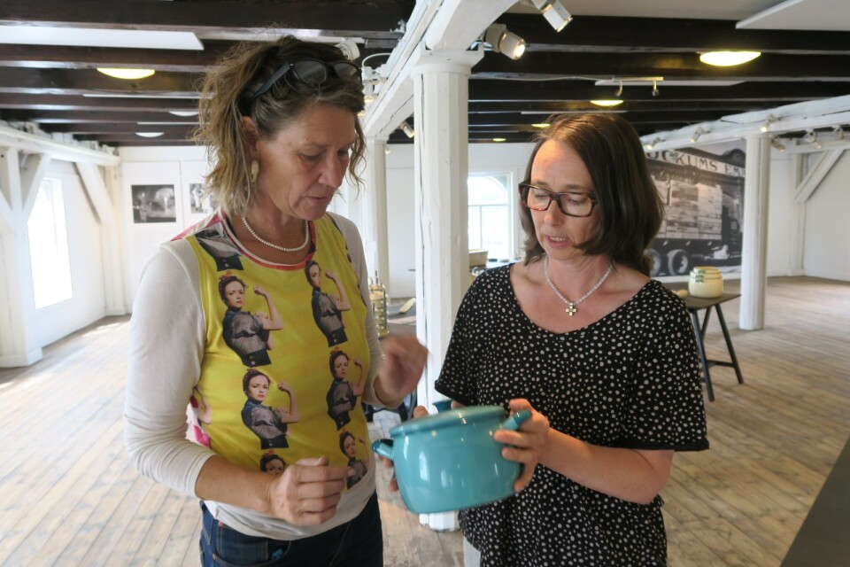 Stina Pehrsdotter och Tina Böthun fascineras av den här turkosblå kastrullen, tillverkad på 50-talet eller kanske en bit in på 60-talet.