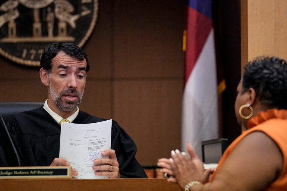Domaren Robert McBurney går igenom åtalsdokumenten i Georgia.