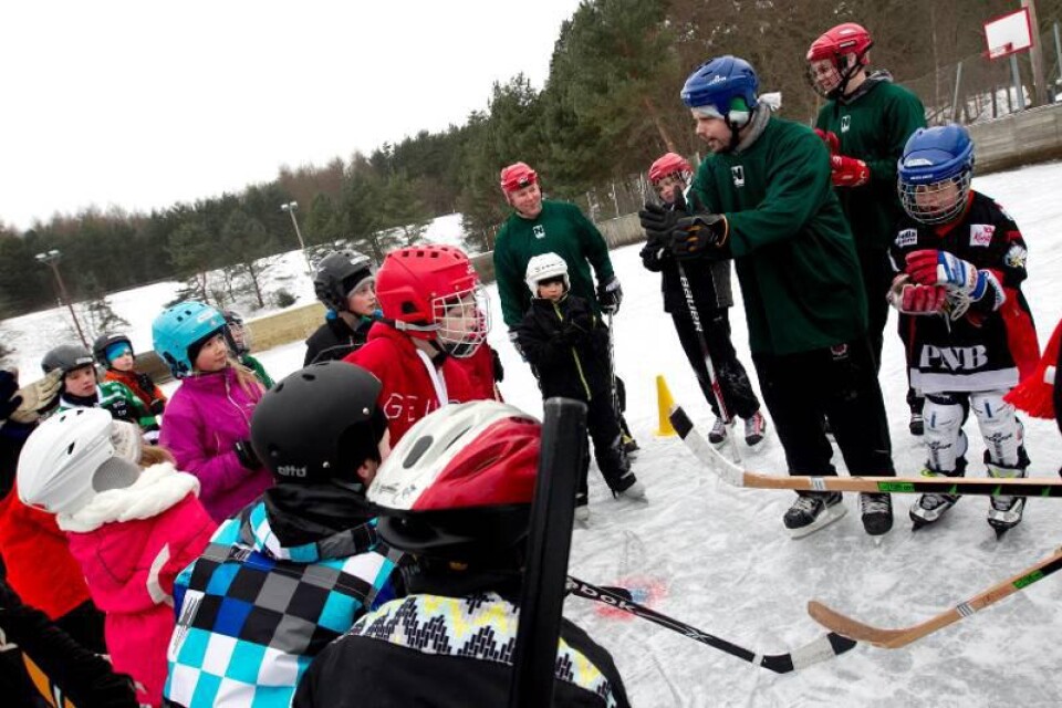 Så här ska ni göra, instruerar hockeyskolans tränare. Hockeyboomen i Brösarp bygger på engagemang och frivilligt arbete från föräldrar och hockeynördar.