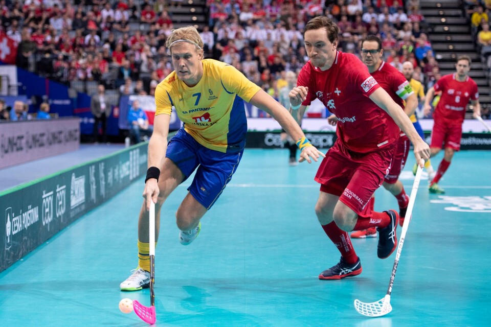 Sveriges Kim Nilsson och Schweiz Christoph Camenisch under lördagens semifinal i innebandy-VM.