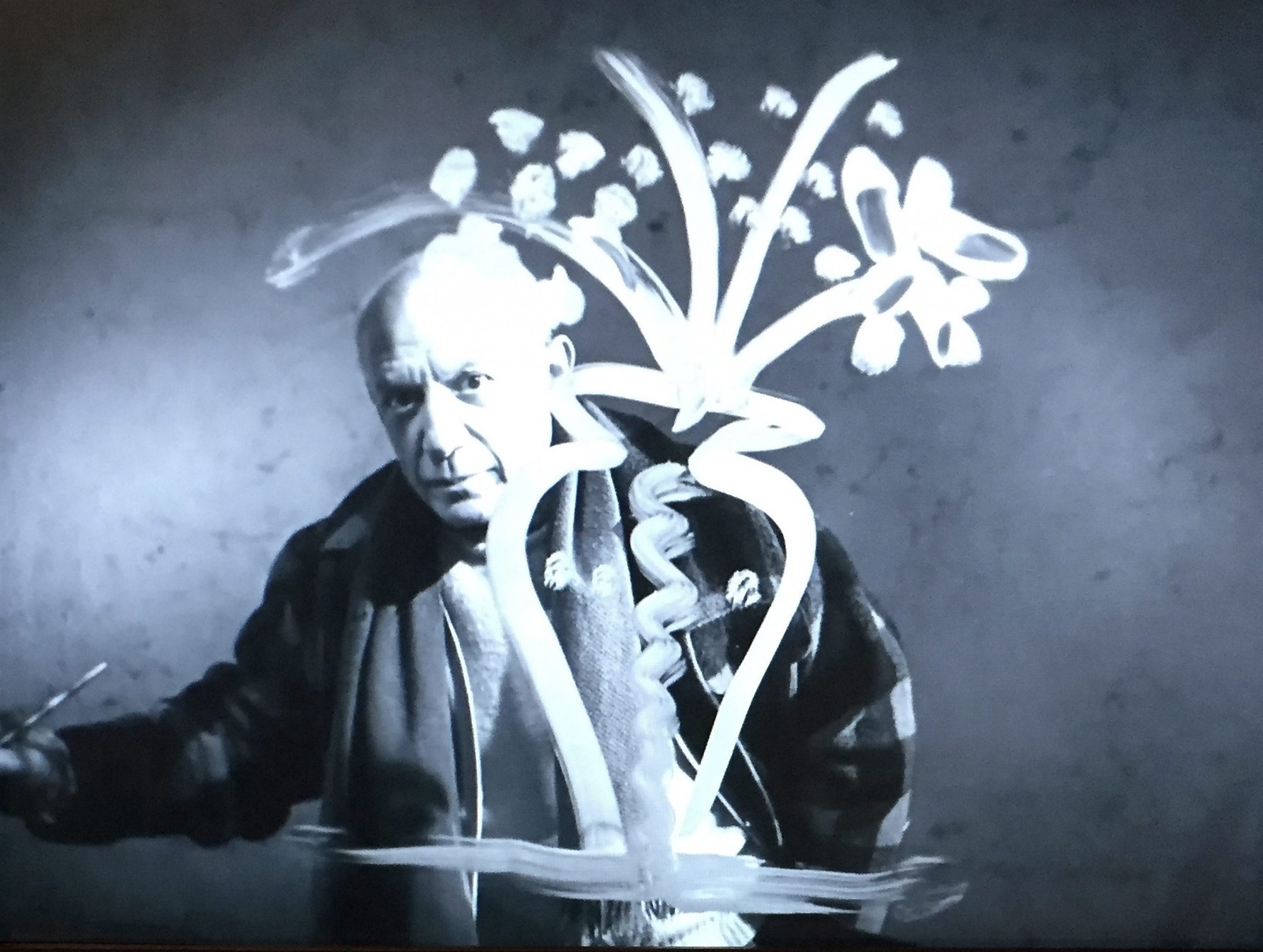 Picasso i aktion. Stillbild ur Paul Haesaerts Visite à Picasso, 1949. Foto: Bilder från utställningen