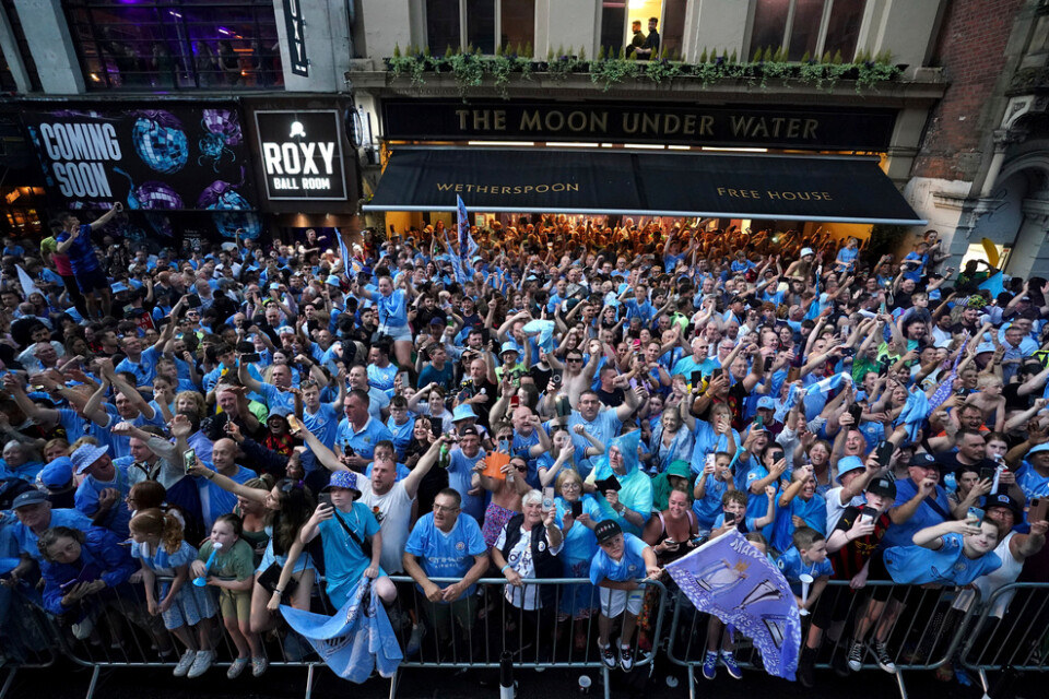Manchester City fans firar sitt lag på hemmaplan.