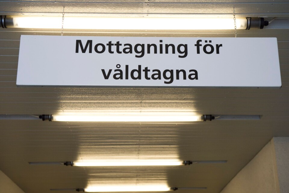 Akutmottagningen för våldtagna på Södersjukhuset i Stockholm. Trots att teknisk bevisning finns vid en våldtäktsanmälan kan gärningsmän gå fria. I vissa fall förhörs inte ens den utpekade förövaren, visar Uppdrag Granskning.