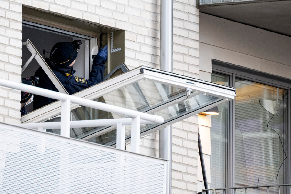 Polisens kriminaltekniker undersöker skotthål i fasad, stuprör och rutor i Limhamn i Malmö på lördagsmorgonen.