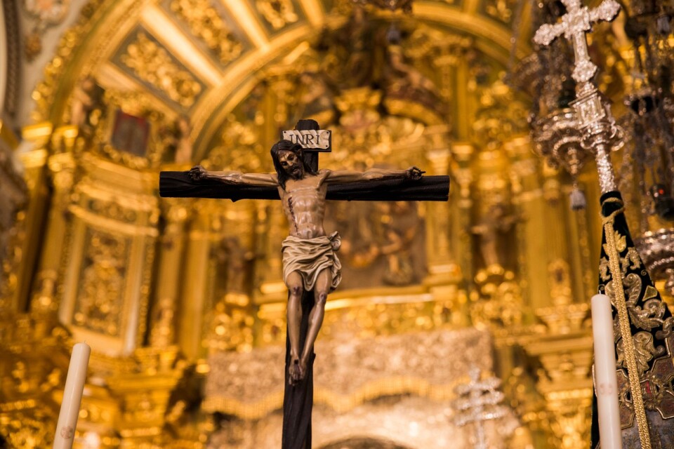 SEVILLA , SPANIA 20130324.
Bildeserie "Påskefeiring i Spania"
Påskefeiring i Spania.  En kirke i Macarena i Sevilla med en figur av Jesus på korset.
Foto: Berit Roald / NTB