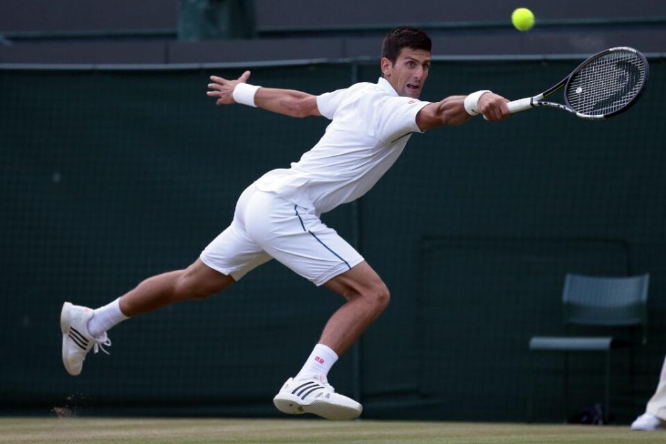 Hoppet lever för Novak Djokovic i Wimbledon-tennisen. Den regerande mästaren har 2-2 i set mot sydafrikanen Kevin Anderson, i en match som bröts sent på måndagen. Anderson imponerade stort när han gick fram till 2-0 i set, 7-6, 7-6. De hårda servarna s