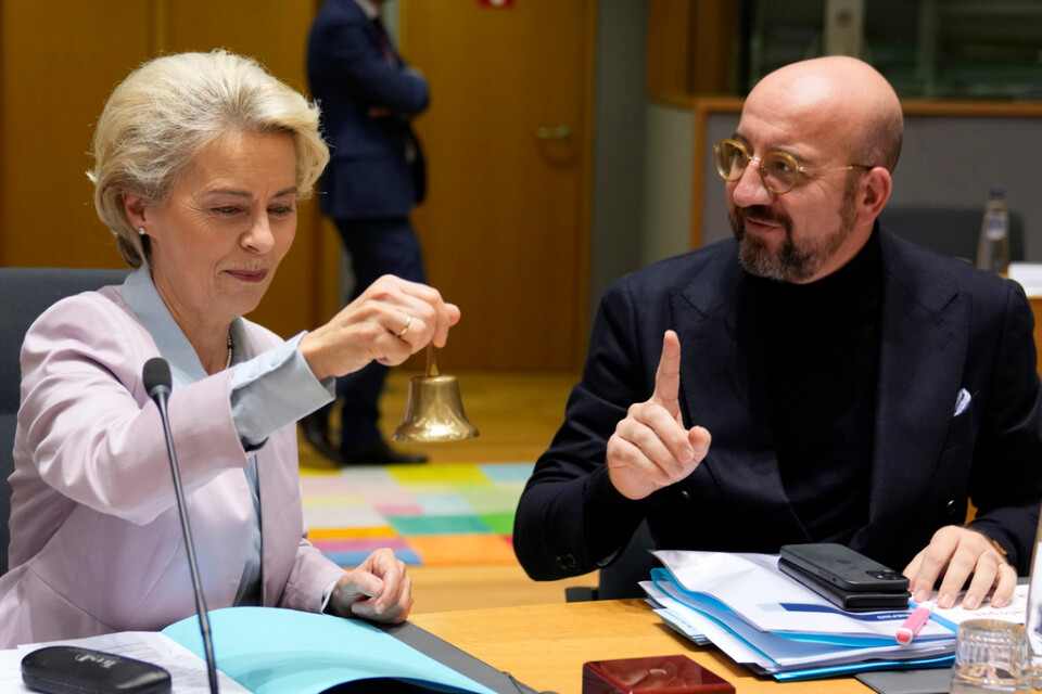 EU-kommissionens ordförande Ursula von der Leyen och rådsordförande Charles Michel ringer i klockan för ett av EU:s toppmöten under 2022. Arkivfoto.