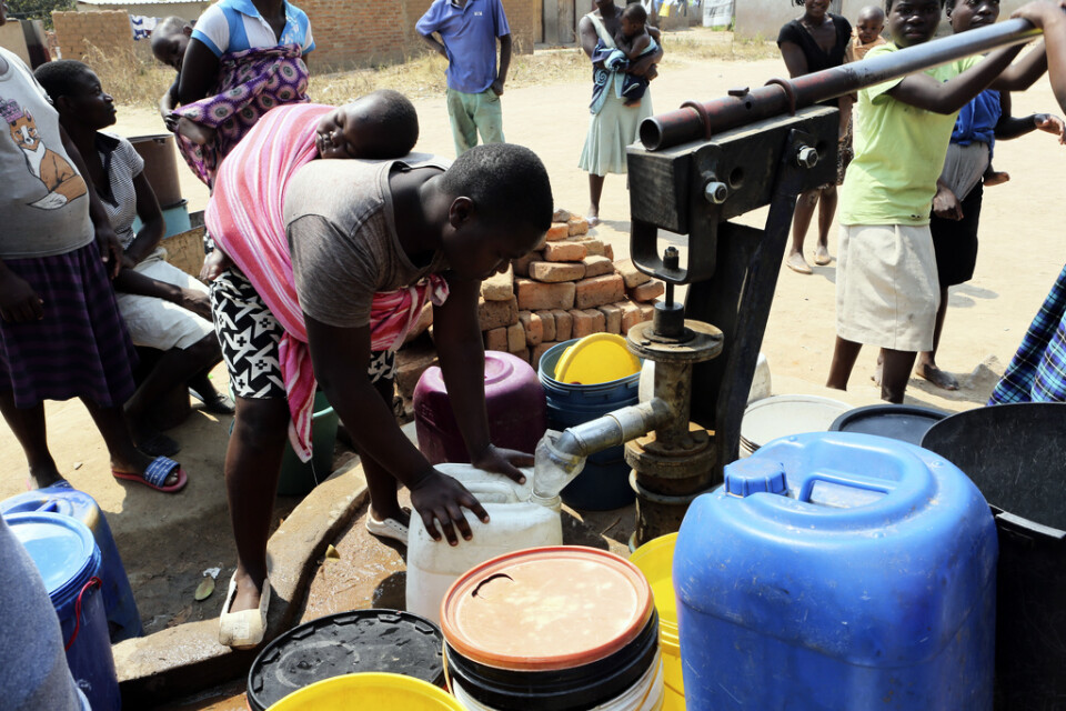 Vatttenbrist i Zimbabwe och dess huvudstad Harare kunde tillfälligt avhjälpas på tisdagen, sedan myndigheter köpt vattenreningskemikalier på den lokala marknaden. Landet saknar utländsk valuta för att importera kemikalier.
