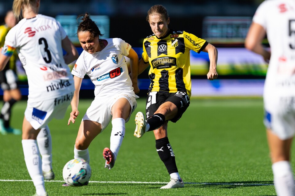 Växjös Heidi Ellingsen grinar illa i kamp om bollen med Häckens före detta DFF-spelare Anna Anvegård.