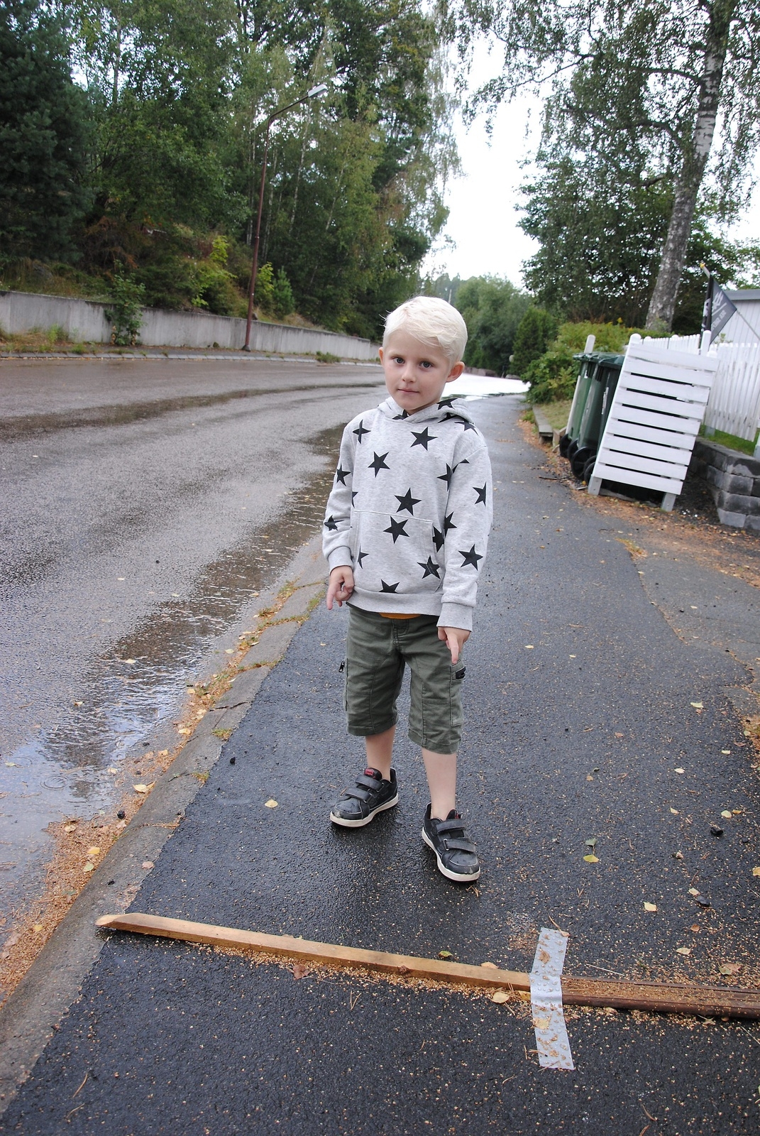 Elias Persson, 5, har byggt ett eget gupp. dock inte användbart på Västra Storgatan.