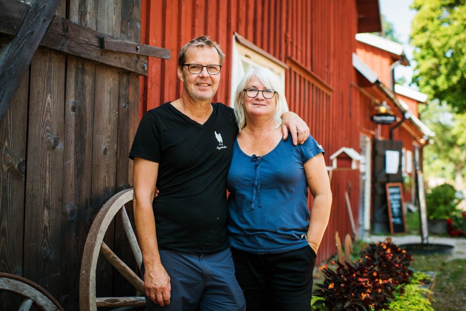 Peter och Anna-Lena Fransson framför ladan som numera innehåller både gårdsbutik och restaurang.