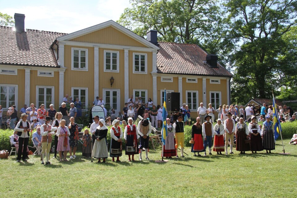 Ett axplock av de 840 folkdräkter som finns i Sverige representerades i Skäftekärr på midsommaraftonen.