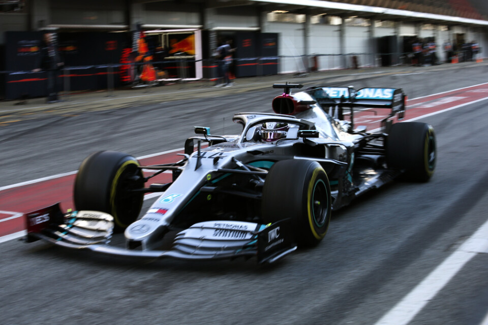 Lewis Hamilton i Mercedes tidigare vitsvarta bil. Den nya är helsvart. Arkivbild.