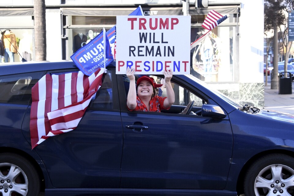 Anhängare till USA:s avgående president Donald Trump i en bilburen demonstration i Pasadena, Kalifornien, på nyårsdagen.