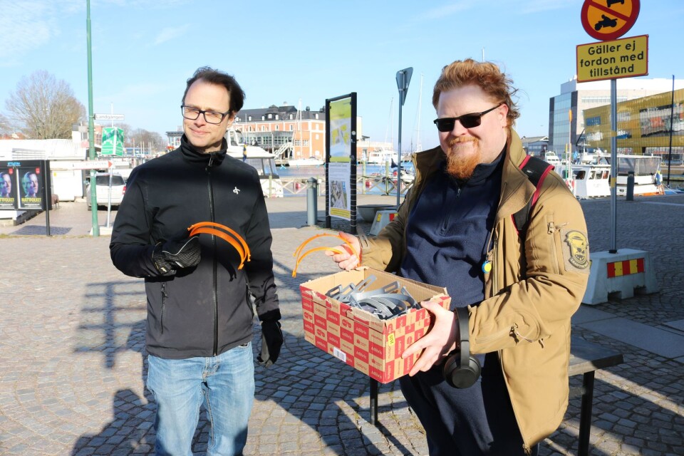 Tobias Olsson och Kristoffer Föhrman var några av de frivilliga som överräckte 3D-printade skyddsvisirhållare till äldreomsorgen.