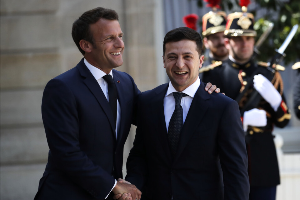Frankrikes president Emmanuel Macron och hans ukrainske motsvarighet Volodymyr Zelenskyj vid ett möte i Paris i somras.