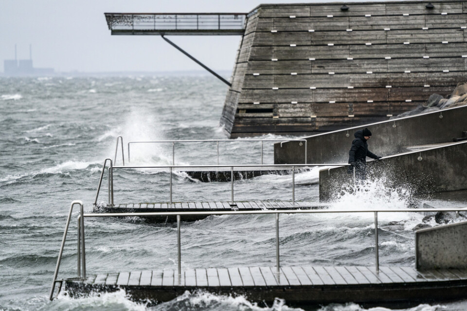 Höga vågor vid Sundspromenaden i Malmö, där SMHI utfärdat klass 1 varningar för mycket hårda vindbyar och regn.
