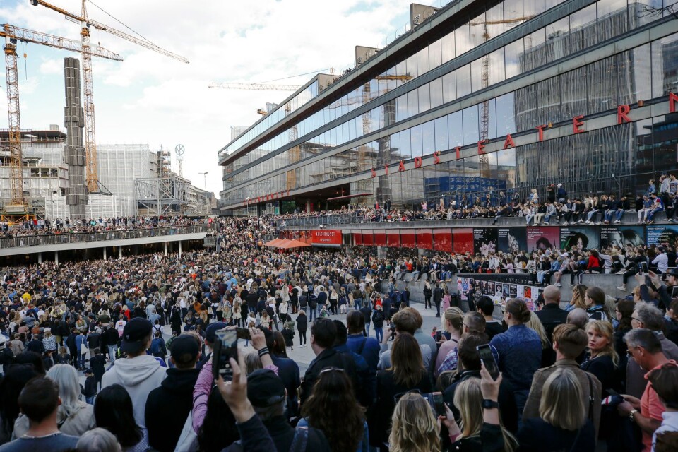 Flera hundra människor samlades på Sergels torg i Stockholm på lördagenför en offentlig minnesstund med anledning av Tim "Avicii" Berglings död. Minnesstunden inleddes med en tyst minut.