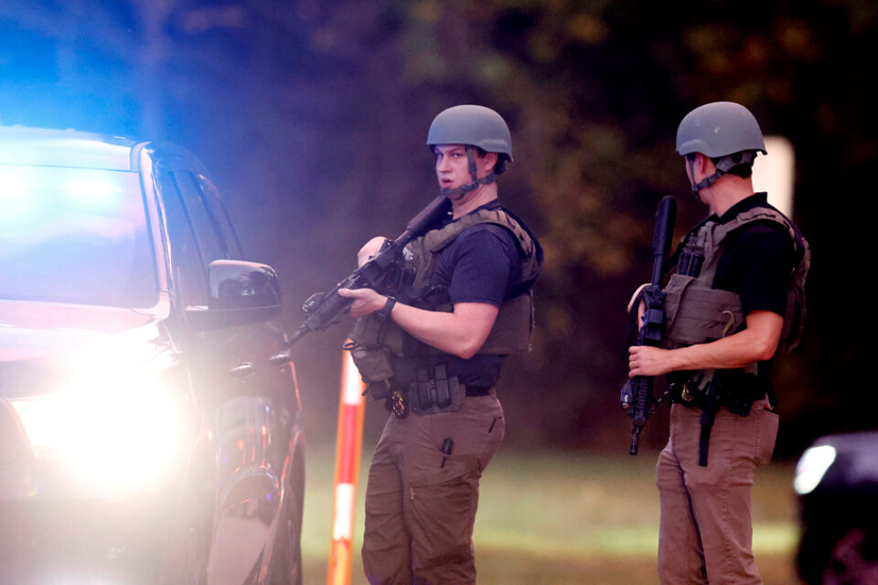 En stor polisinsats pågick i ett bostadsområde i staden Raleigh i North Carolina på torsdagen.