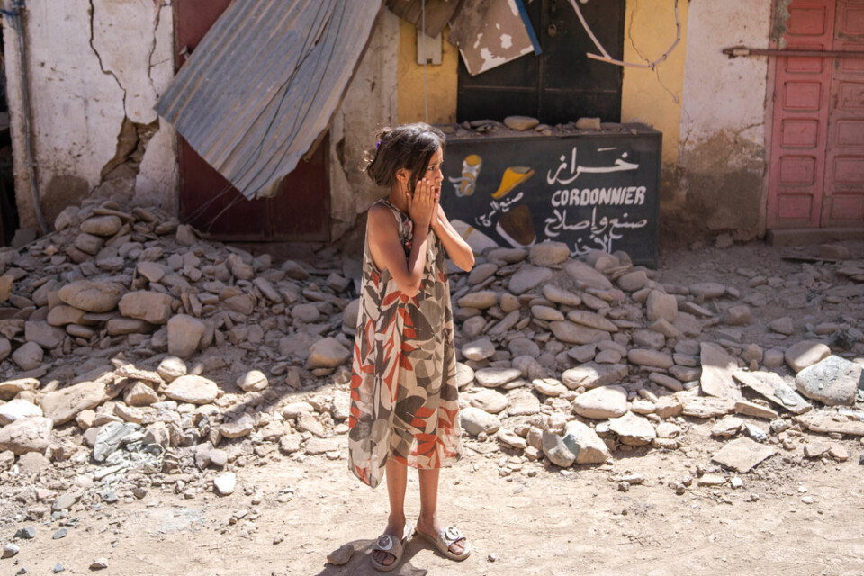 En flicka utanför ett förstört hus i Amizmiz, söder om Marrakech.