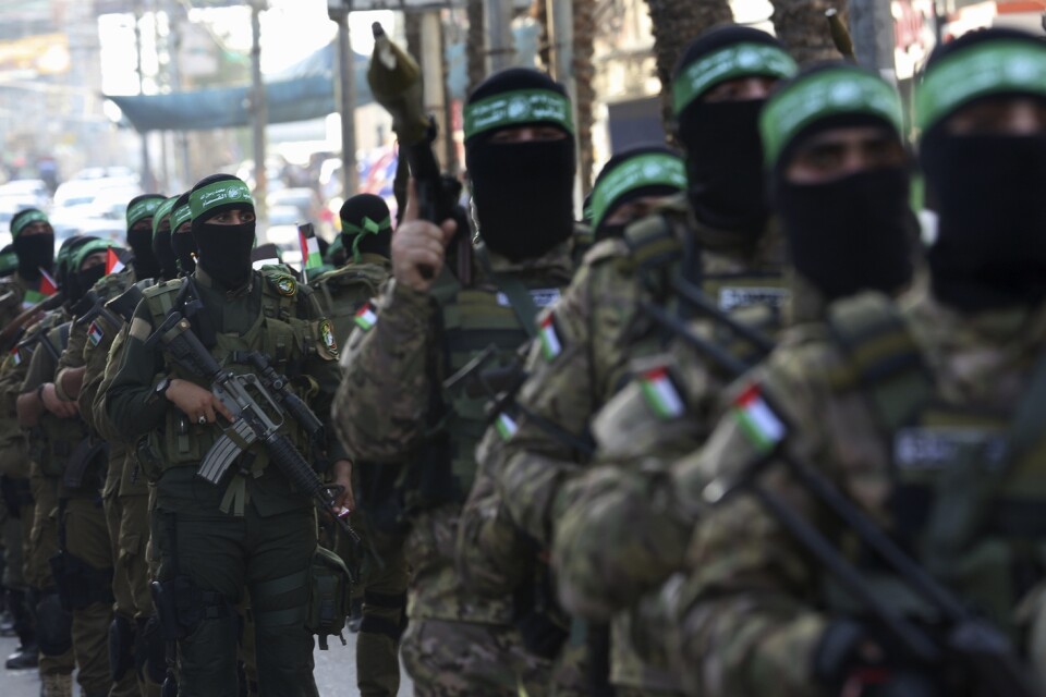 Maskerade medlemmar ur den väpnande grenen av Hamas marscherar genom Gaza stad. Ledare för Hamas väntas nu resa till Kairo för samtal om eldupphör. Bilden togs i förra veckan.