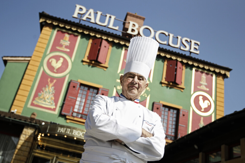 Den hyllade kocken Paul Bocuse utanför sin trestjärniga restaurang i närheten av Lyon, Frankrike. Arkivbild.