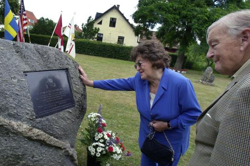 Birgit Nilsson och maken Bertil Niklasson vid emigrantstenen i Önnestad Folkets Park 2003.