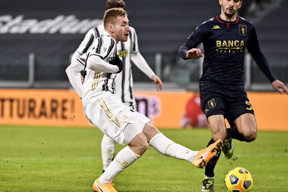 Dejan Kulusevski placerar in Juventus första mål i segern mot Genoa i italienska cupen.