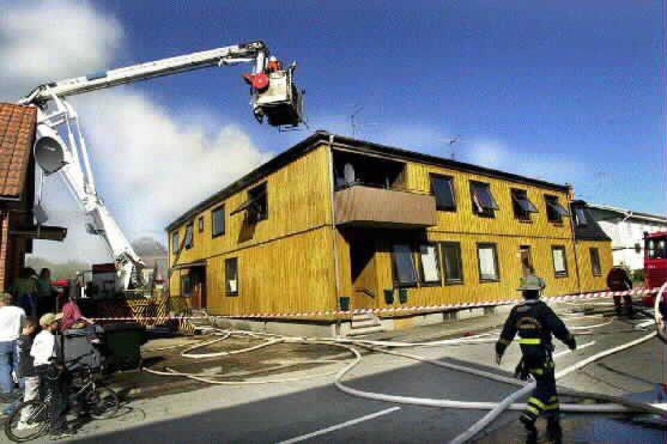 Räddningskårerna från Sösdala och Hässleholm fick bland annat använda hävarna för att komma åt den svårsläckta branden i hyreshuset på Storgatan i Sösdala. Bild: TOMMY SVENSSON