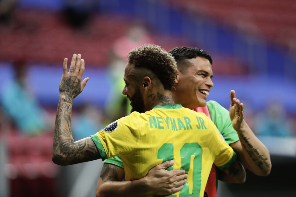 Neymar och Thiago Silva firar den förres 2–0 mot Venezuela.
